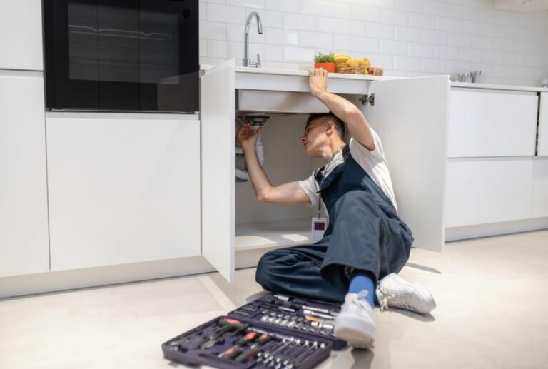 Desatascos en Murcia | Fontanería en Murcia Fontanero haciendo trabajo de desatascos en Murcia