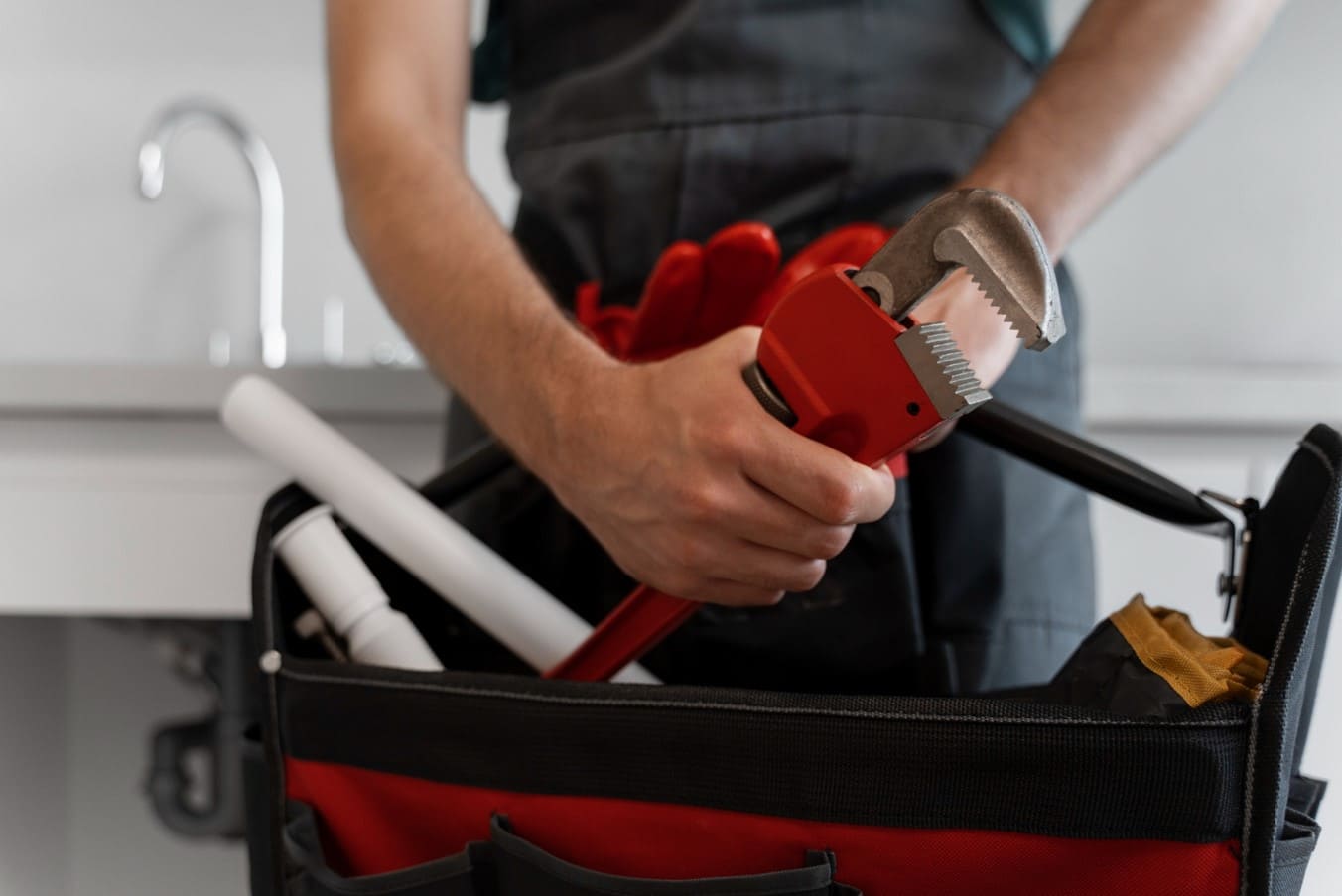 servicio-de-fontaneria-en-murcia Profesional realizando servicios de fontanería en Murcia